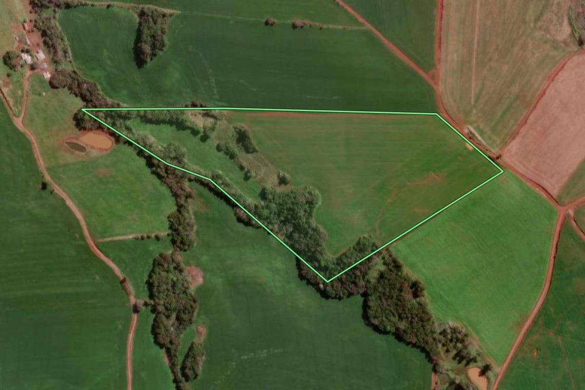 Imagem de satélite do imóvel rural em Braga (RS), com o contorno declarado no CAR desenhado por cima.