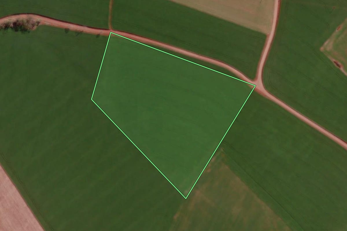 Imagem de satélite do imóvel rural em Braga (RS), com o contorno declarado no CAR desenhado por cima.