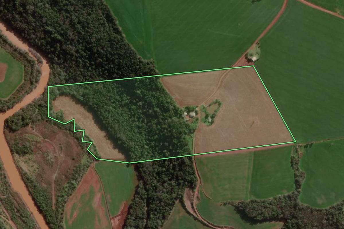 Imagem de satélite do imóvel rural em Braga (RS), com o contorno declarado no CAR desenhado por cima.