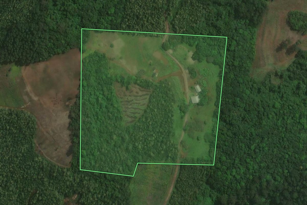 Imagem de satélite do imóvel rural em Brochier (RS), com o contorno declarado no CAR desenhado por cima.