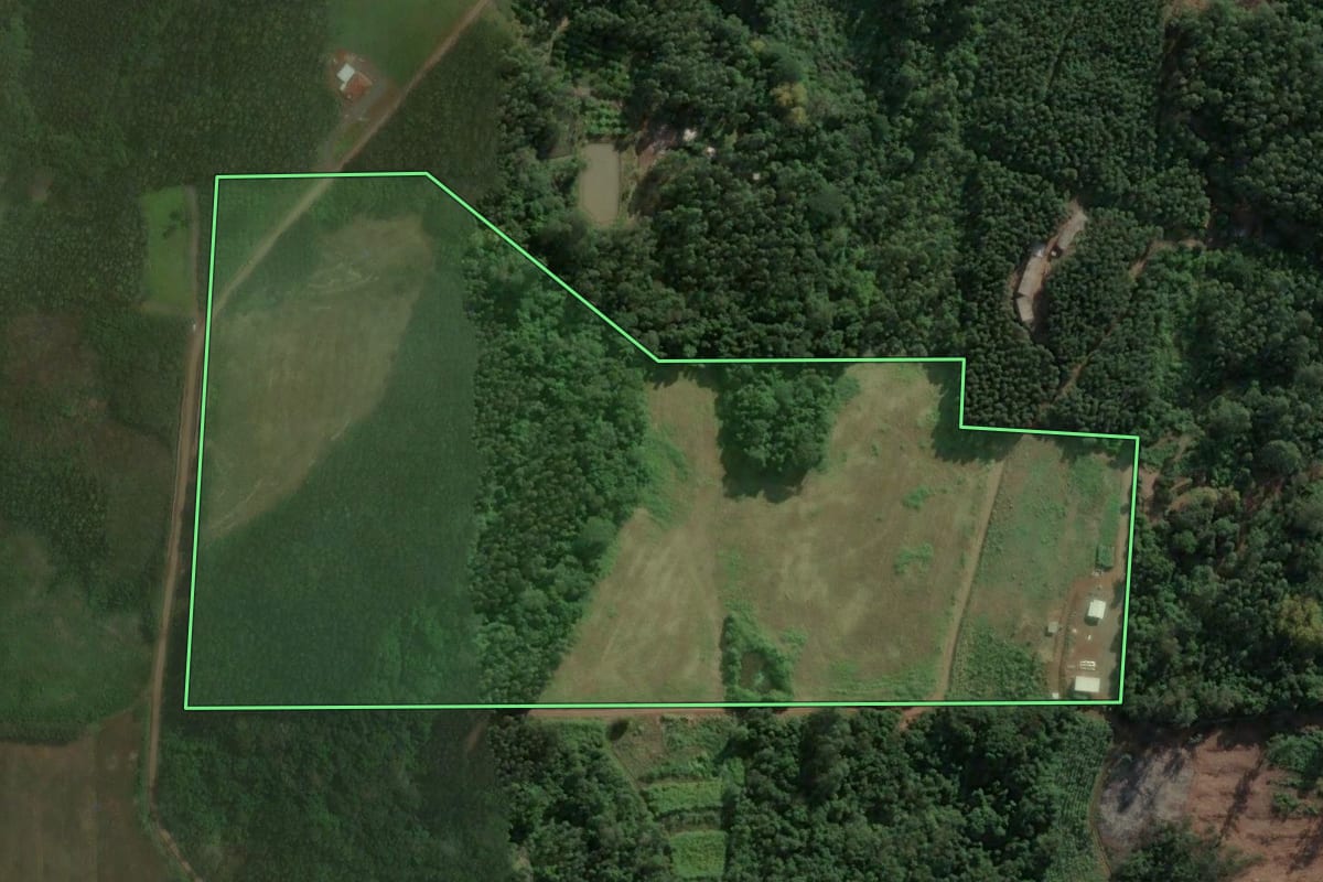 Imagem de satélite do imóvel rural em Brochier (RS), com o contorno declarado no CAR desenhado por cima.
