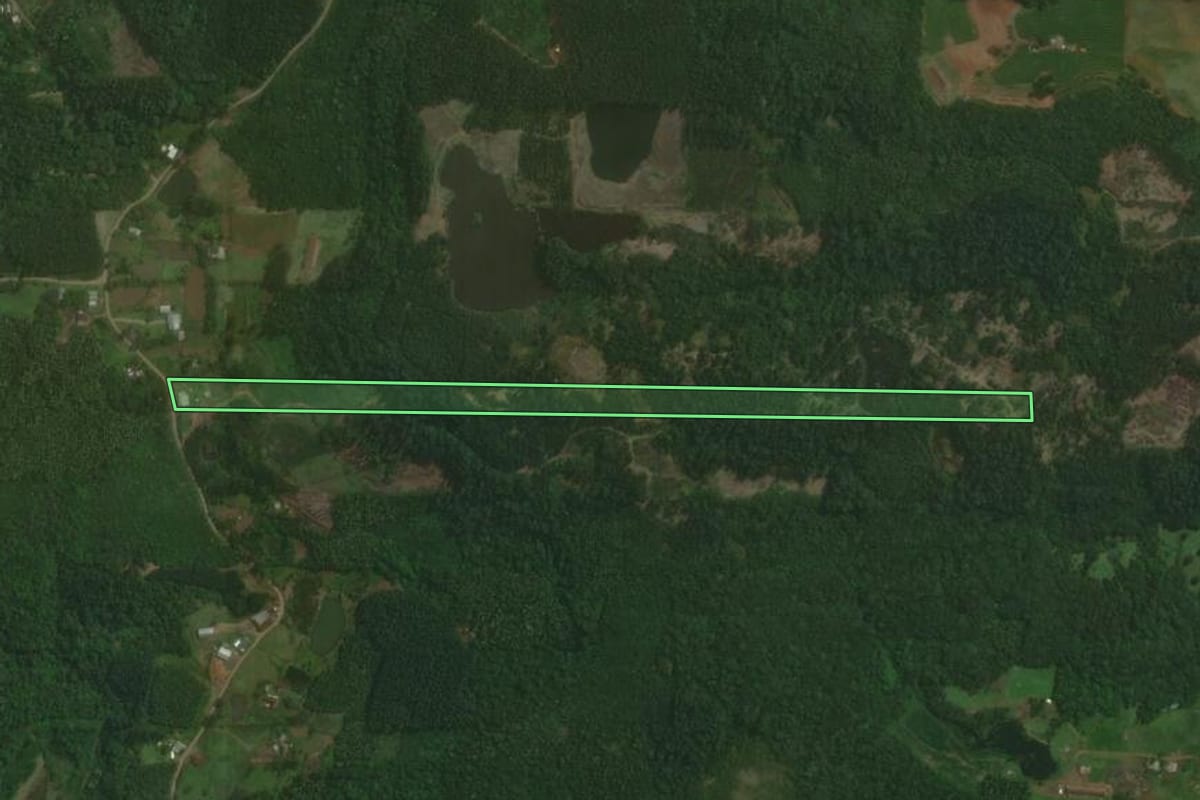 Imagem de satélite do imóvel rural em Brochier (RS), com o contorno declarado no CAR desenhado por cima.