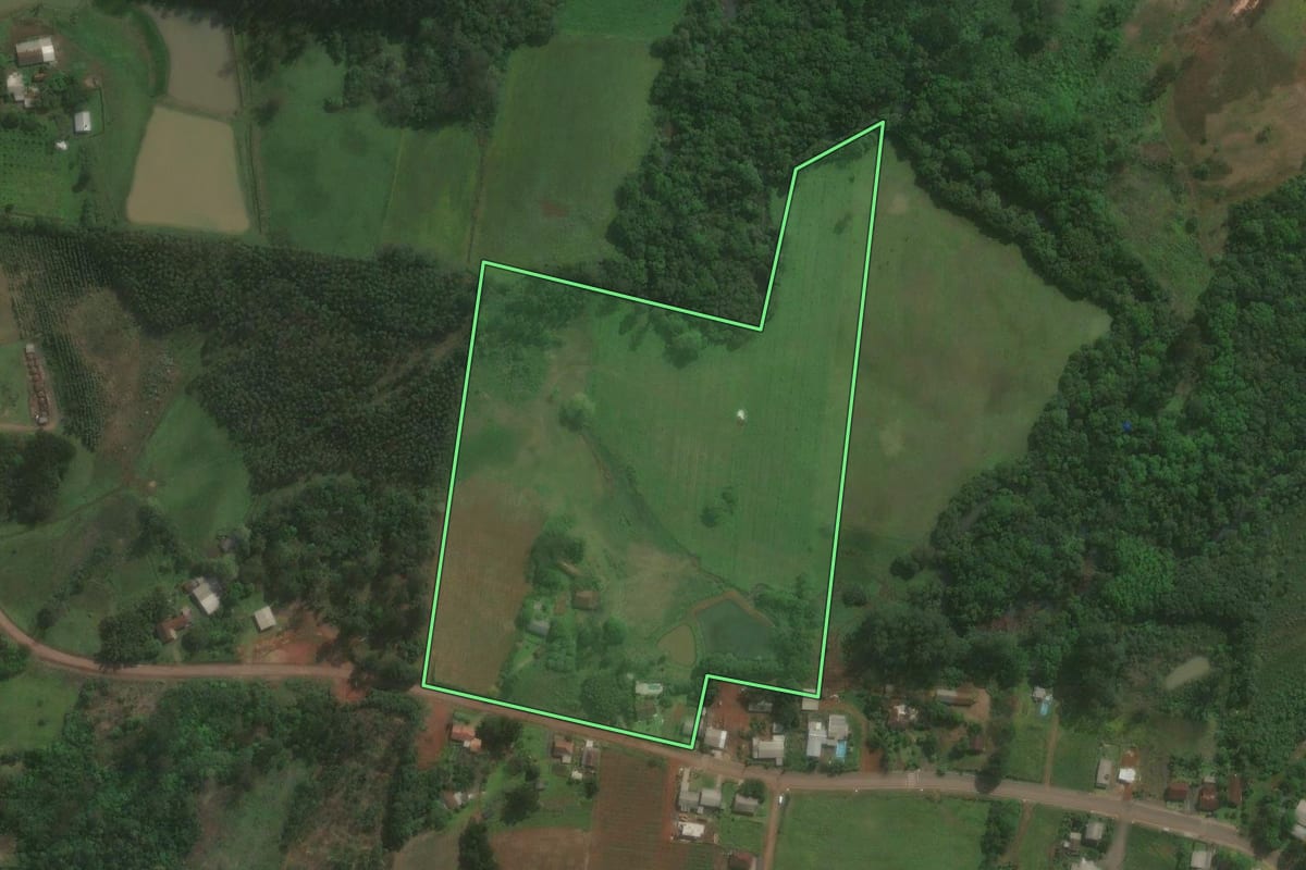 Imagem de satélite do imóvel rural em Brochier (RS), com o contorno declarado no CAR desenhado por cima.
