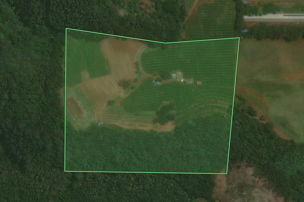 Imagem de satélite do imóvel rural em Brochier (RS), com o contorno declarado no CAR desenhado por cima.
