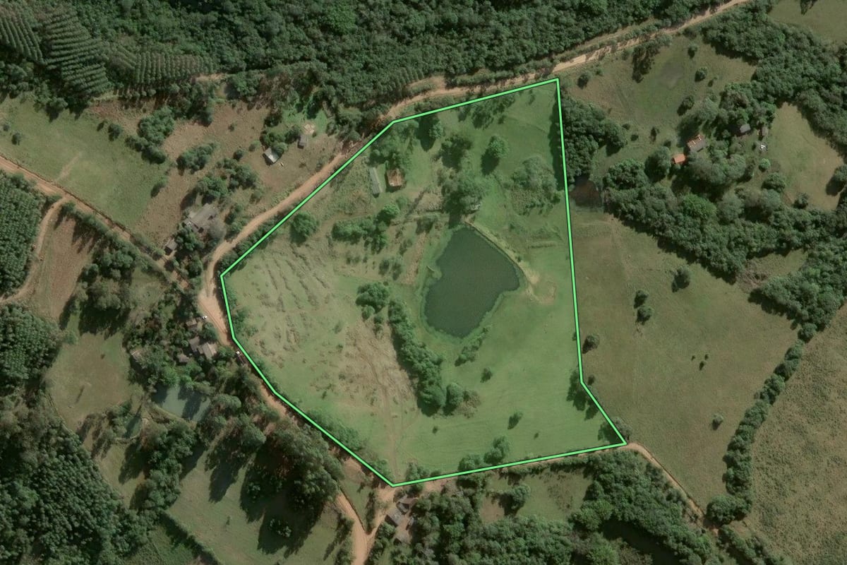 Imagem de satélite do imóvel rural em Butiá (RS), com o contorno declarado no CAR desenhado por cima.