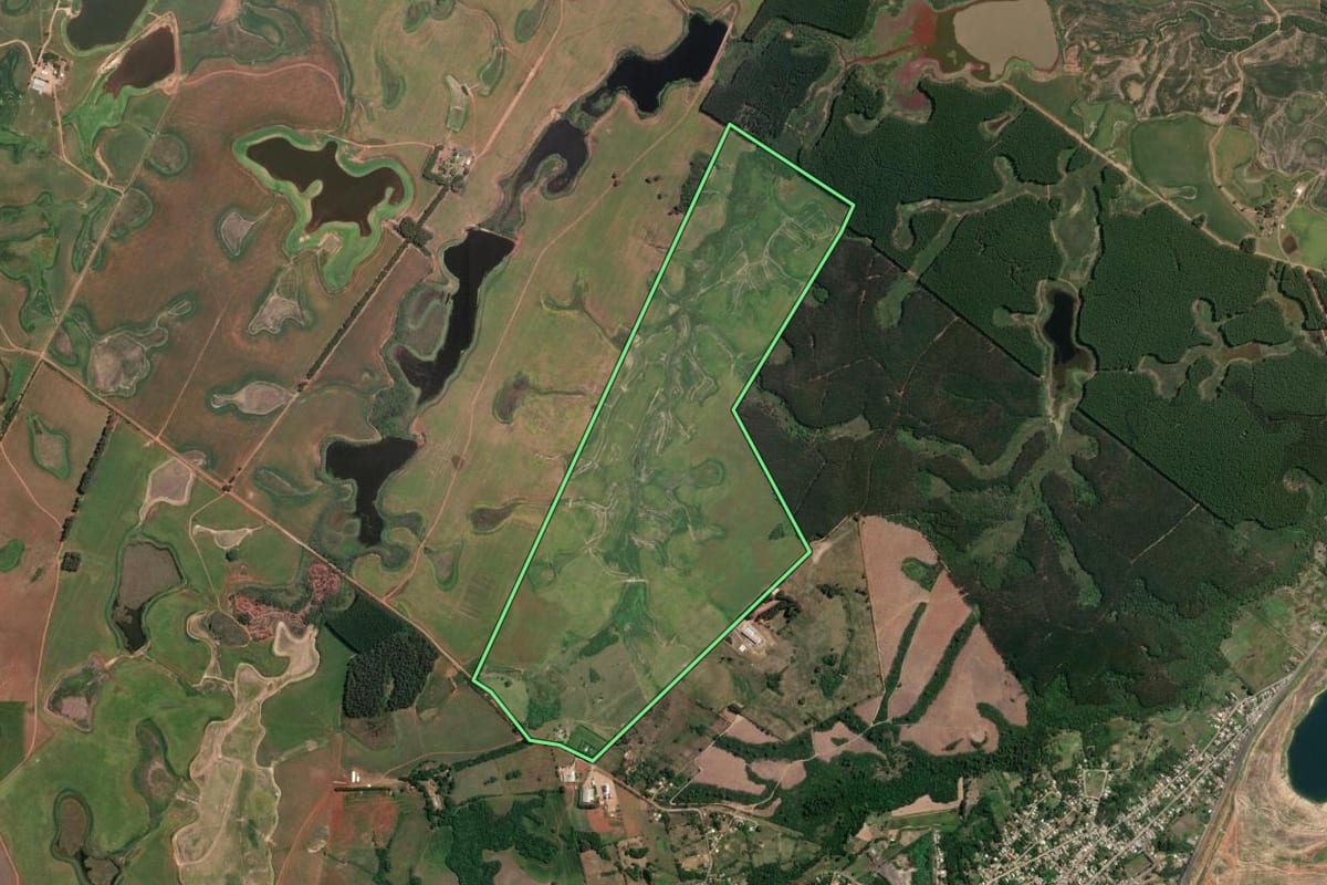 Imagem de satélite do imóvel rural em Butiá (RS), com o contorno declarado no CAR desenhado por cima.