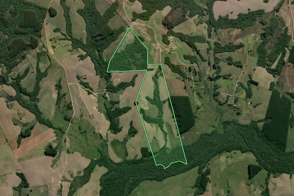 Imagem de satélite do imóvel rural em Butiá (RS), com o contorno declarado no CAR desenhado por cima.