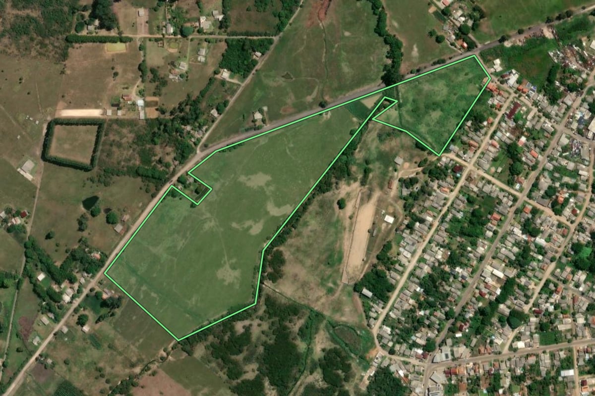 Imagem de satélite do imóvel rural em Butiá (RS), com o contorno declarado no CAR desenhado por cima.