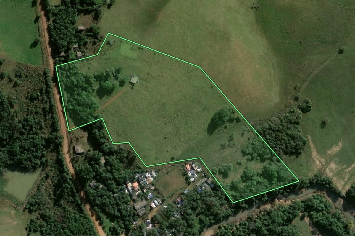 Imagem de satélite do imóvel rural em Butiá (RS), com o contorno declarado no CAR desenhado por cima.