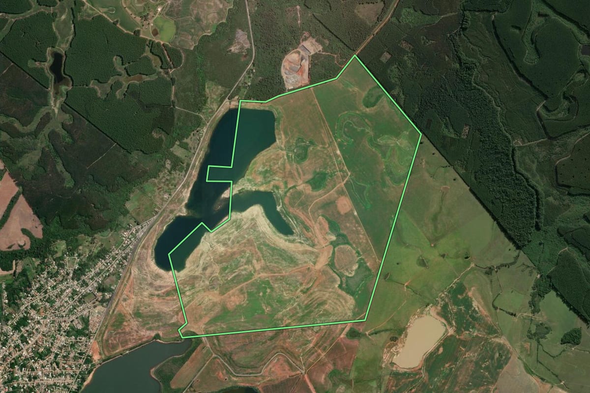 Imagem de satélite do imóvel rural em Butiá (RS), com o contorno declarado no CAR desenhado por cima.