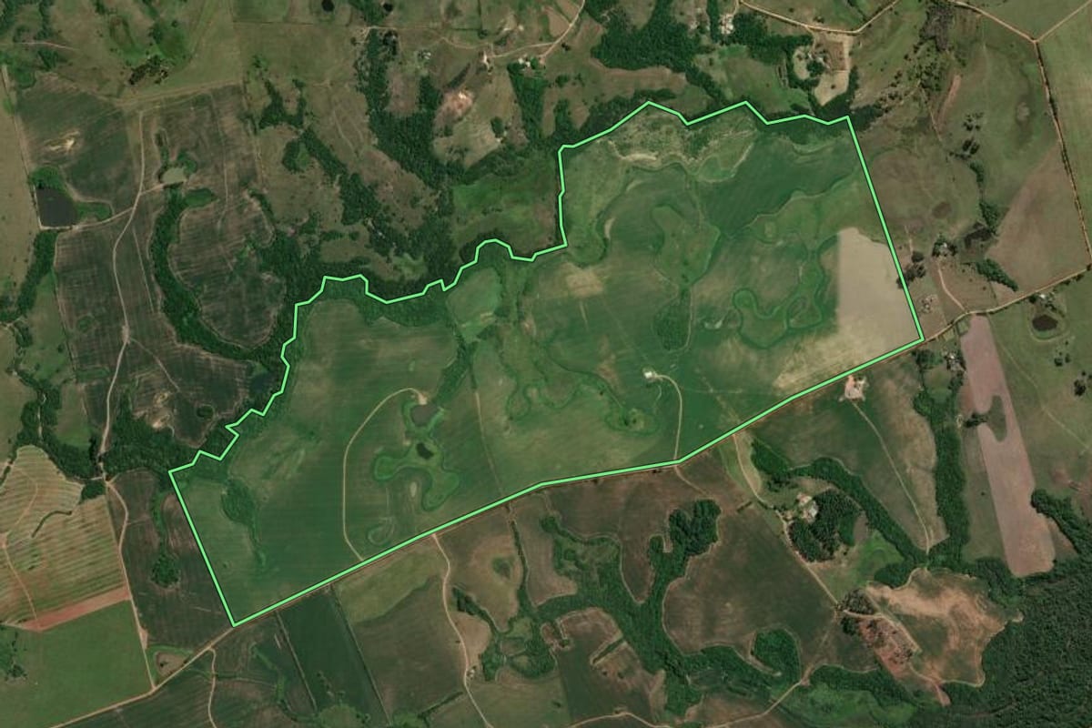 Imagem de satélite do imóvel rural em Butiá (RS), com o contorno declarado no CAR desenhado por cima.