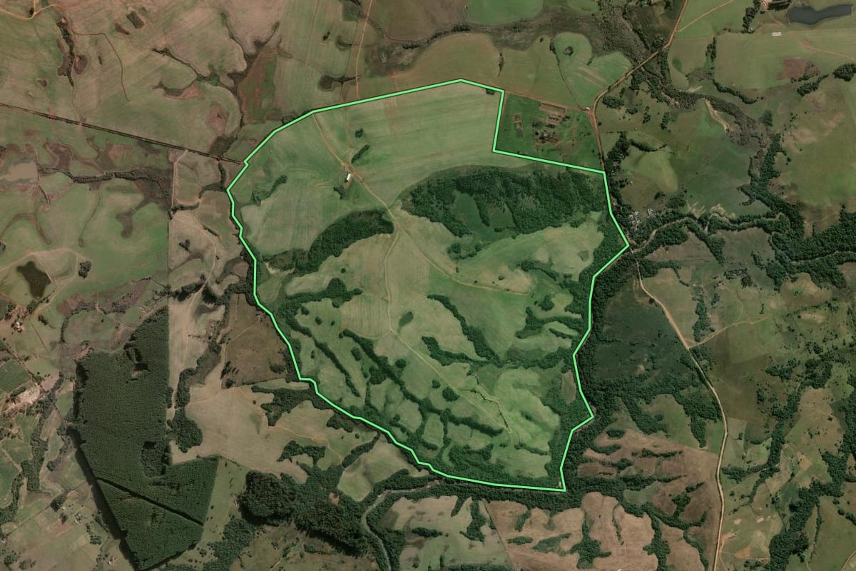 Imagem de satélite do imóvel rural em Butiá (RS), com o contorno declarado no CAR desenhado por cima.