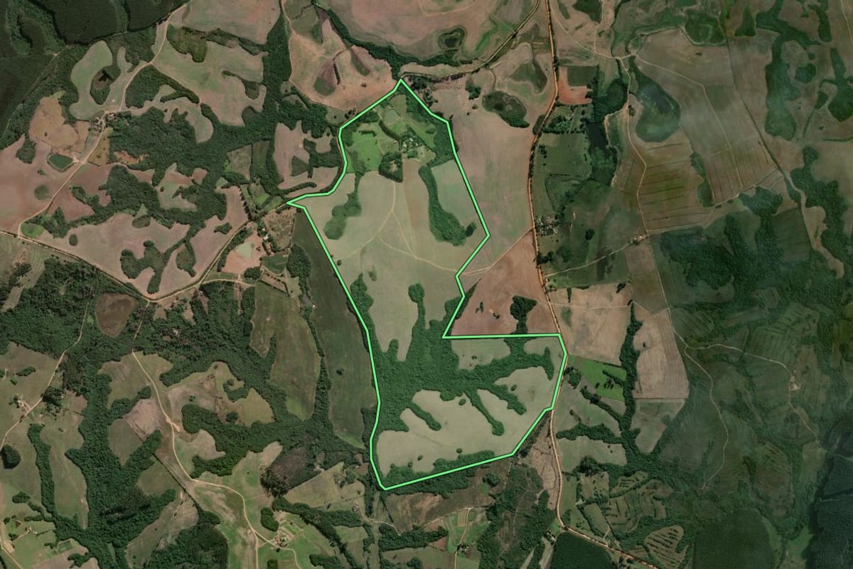 Imagem de satélite do imóvel rural em Butiá (RS), com o contorno declarado no CAR desenhado por cima.