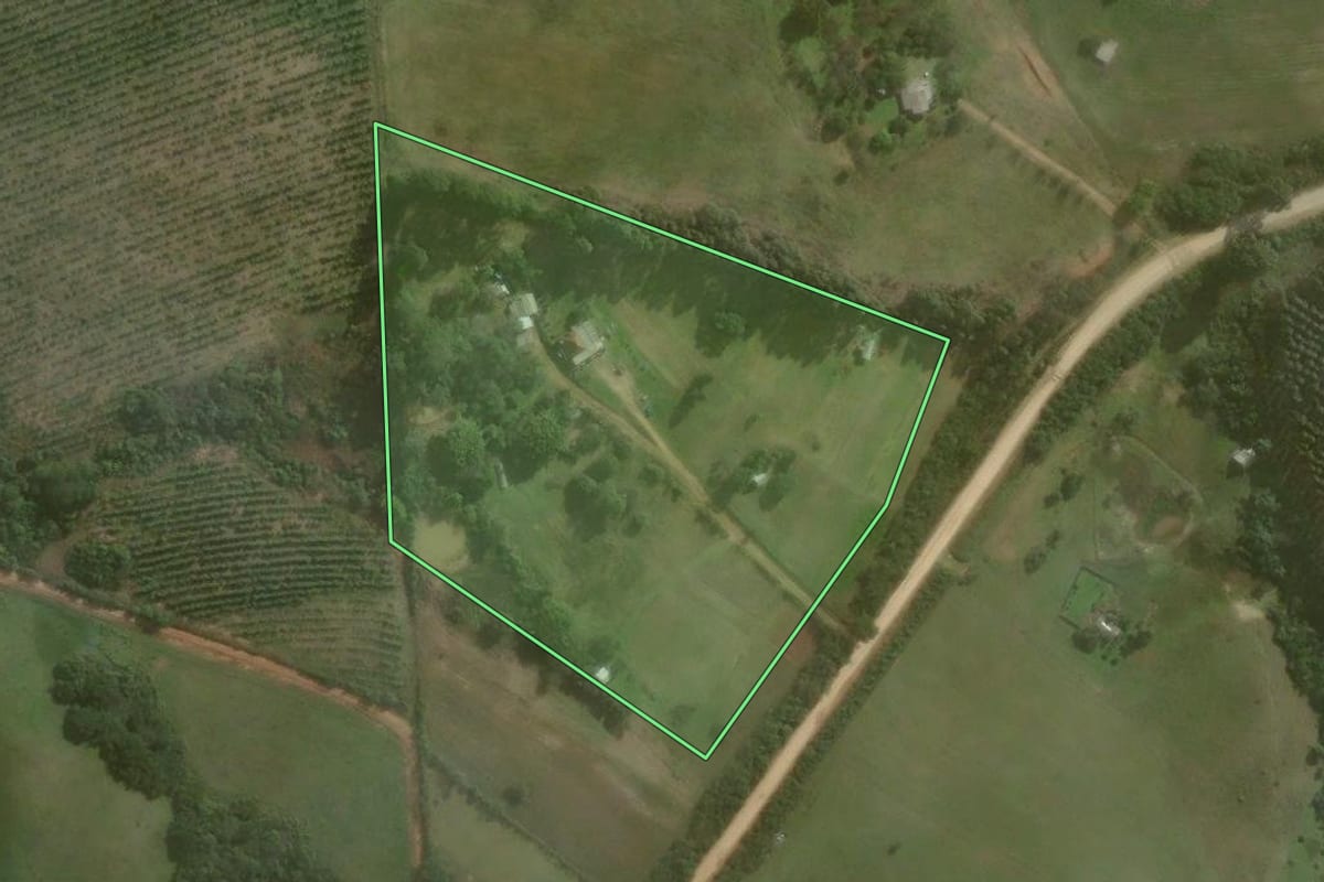 Imagem de satélite do imóvel rural em Butiá (RS), com o contorno declarado no CAR desenhado por cima.