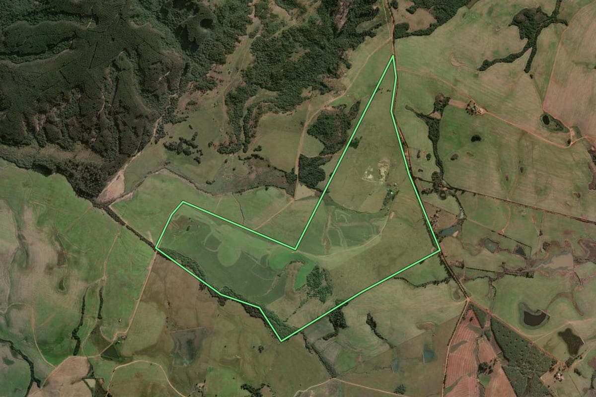 Imagem de satélite do imóvel rural em Butiá (RS), com o contorno declarado no CAR desenhado por cima.