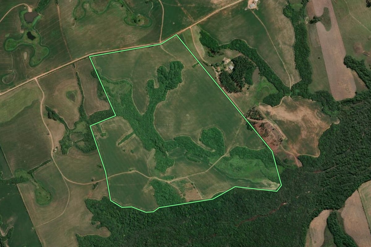 Imagem de satélite do imóvel rural em Butiá (RS), com o contorno declarado no CAR desenhado por cima.