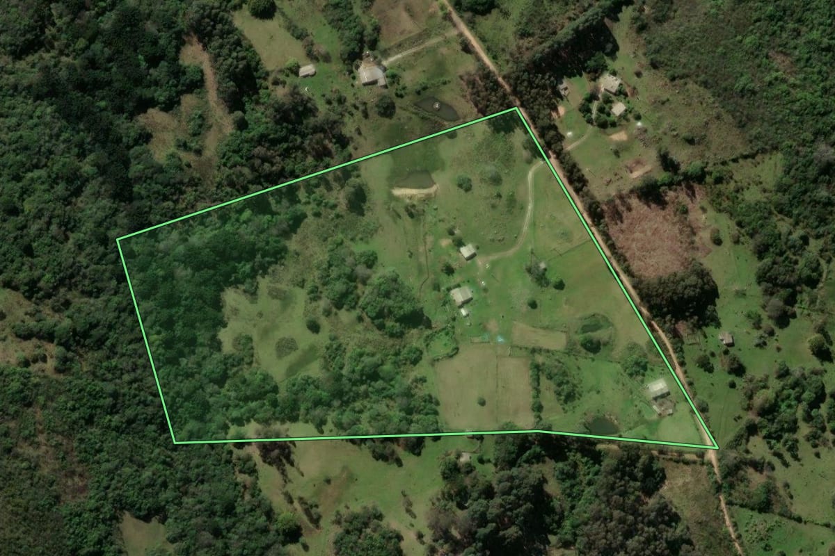Imagem de satélite do imóvel rural em Caçapava do Sul (RS), com o contorno declarado no CAR desenhado por cima.
