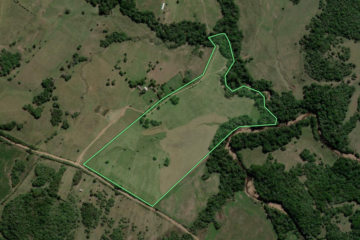 Imagem de satélite do imóvel rural em Caçapava do Sul (RS), com o contorno declarado no CAR desenhado por cima.