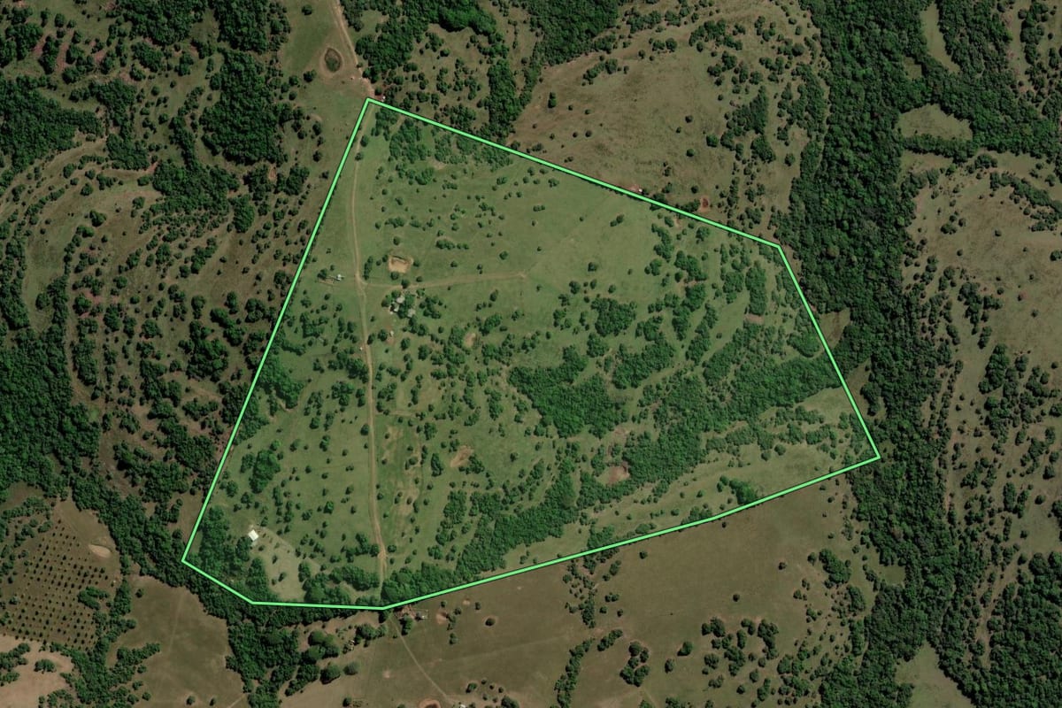 Imagem de satélite do imóvel rural em Caçapava do Sul (RS), com o contorno declarado no CAR desenhado por cima.