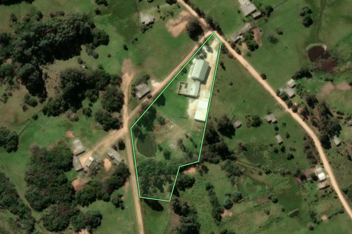 Imagem de satélite do imóvel rural em Caçapava do Sul (RS), com o contorno declarado no CAR desenhado por cima.