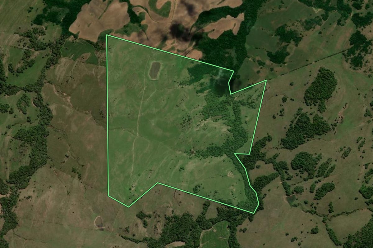 Imagem de satélite do imóvel rural em Caçapava do Sul (RS), com o contorno declarado no CAR desenhado por cima.
