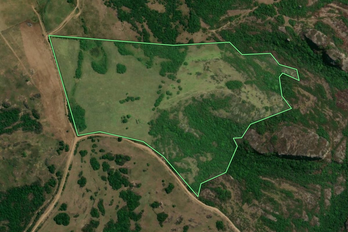 Imagem de satélite do imóvel rural em Caçapava do Sul (RS), com o contorno declarado no CAR desenhado por cima.