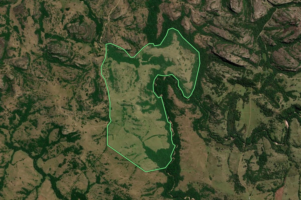 Imagem de satélite do imóvel rural em Caçapava do Sul (RS), com o contorno declarado no CAR desenhado por cima.