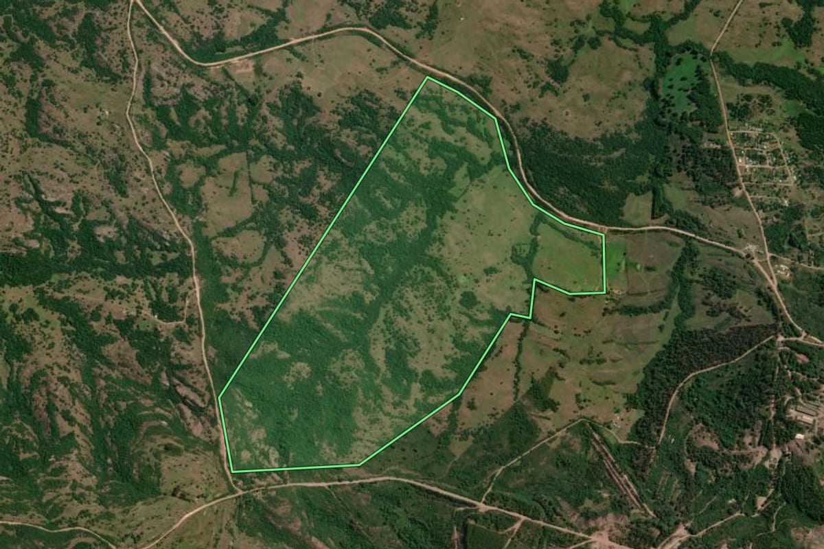 Imagem de satélite do imóvel rural em Caçapava do Sul (RS), com o contorno declarado no CAR desenhado por cima.