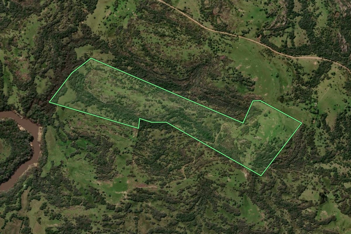 Imagem de satélite do imóvel rural em Caçapava do Sul (RS), com o contorno declarado no CAR desenhado por cima.
