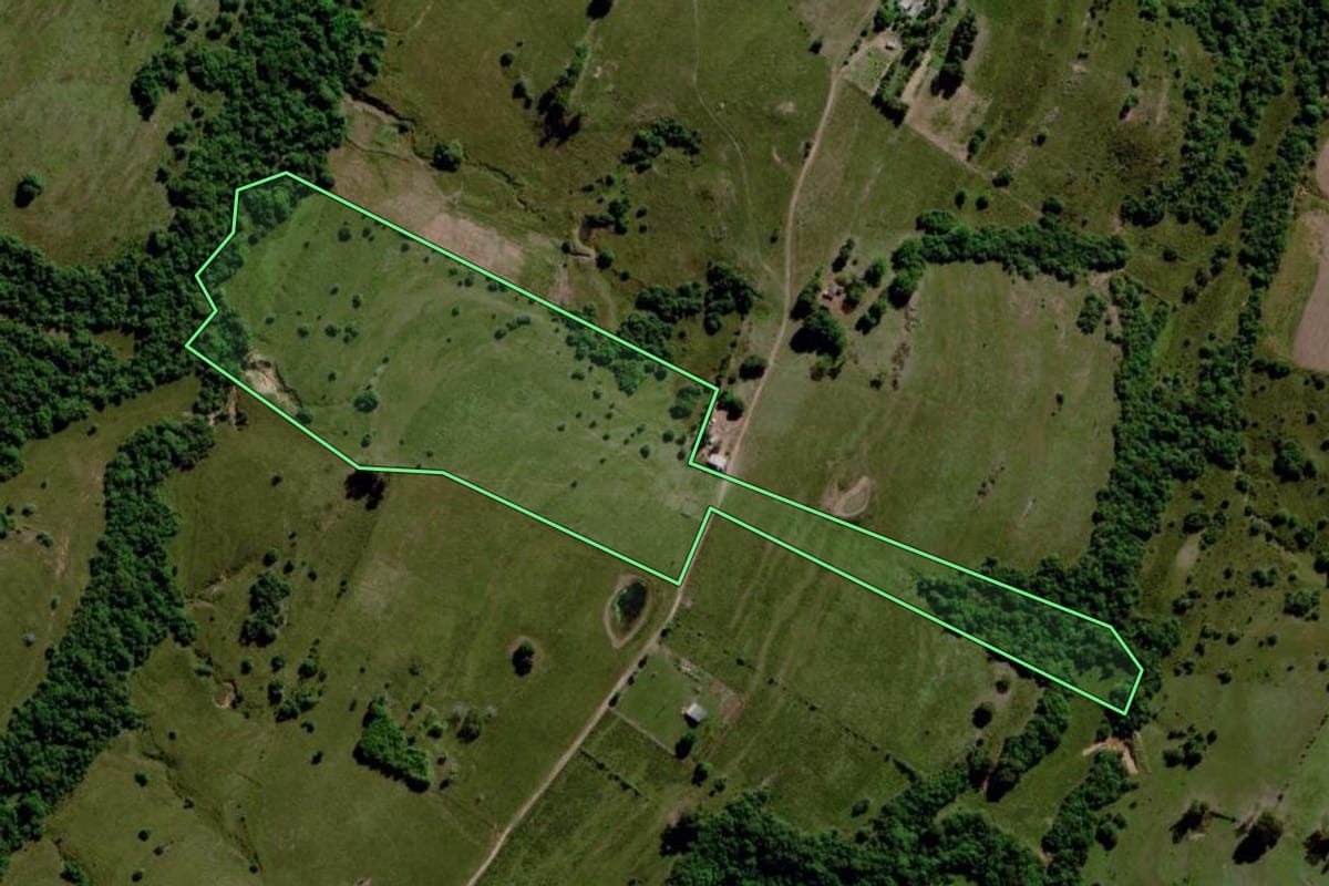 Imagem de satélite do imóvel rural em Caçapava do Sul (RS), com o contorno declarado no CAR desenhado por cima.