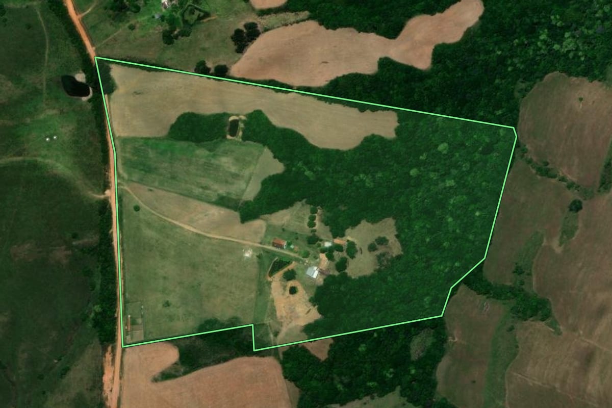 Imagem de satélite do imóvel rural em Caçapava do Sul (RS), com o contorno declarado no CAR desenhado por cima.