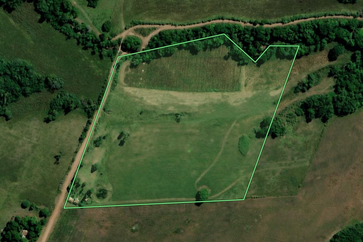 Imagem de satélite do imóvel rural em Caçapava do Sul (RS), com o contorno declarado no CAR desenhado por cima.
