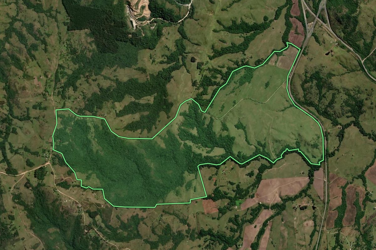 Imagem de satélite do imóvel rural em Caçapava do Sul (RS), com o contorno declarado no CAR desenhado por cima.