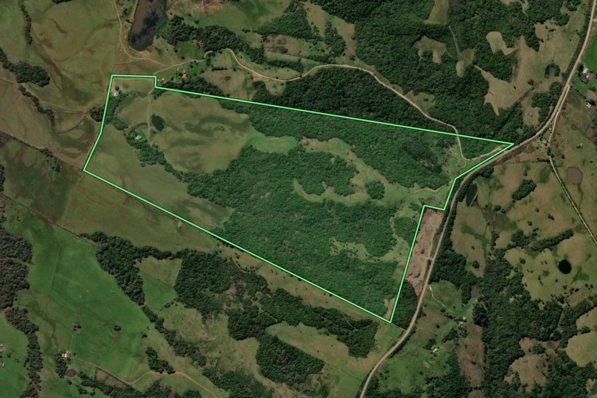 Imagem de satélite do imóvel rural em Caçapava do Sul (RS), com o contorno declarado no CAR desenhado por cima.