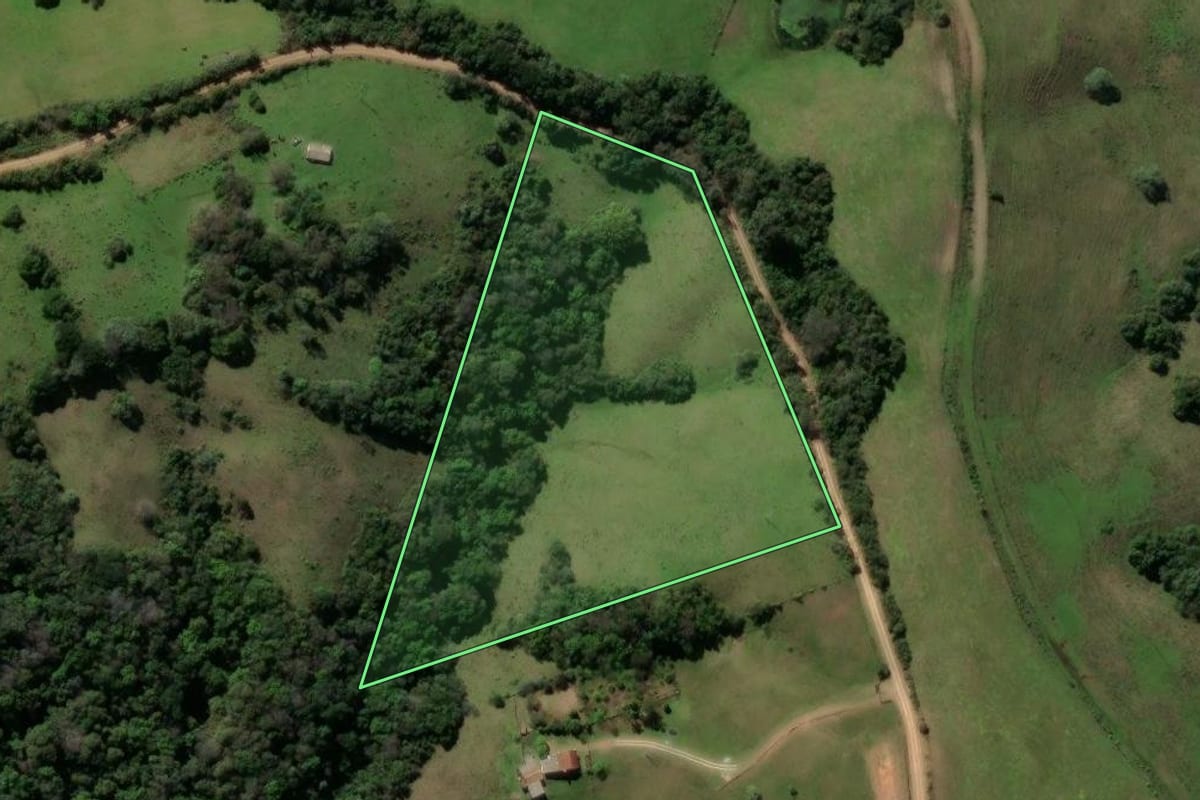 Imagem de satélite do imóvel rural em Caçapava do Sul (RS), com o contorno declarado no CAR desenhado por cima.