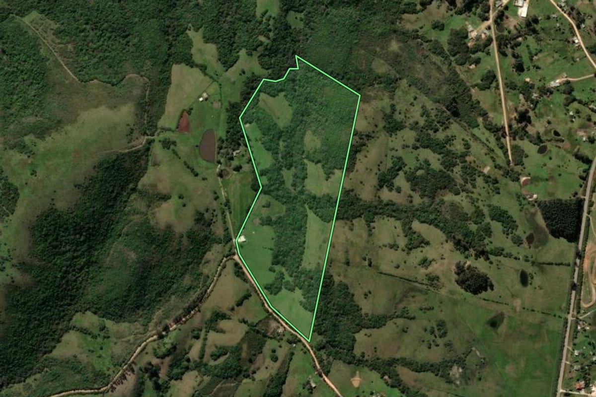 Imagem de satélite do imóvel rural em Caçapava do Sul (RS), com o contorno declarado no CAR desenhado por cima.