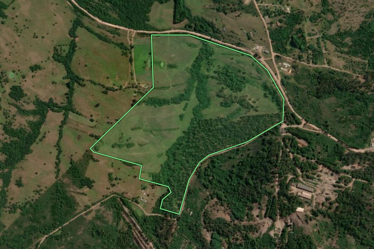Imagem de satélite do imóvel rural em Caçapava do Sul (RS), com o contorno declarado no CAR desenhado por cima.