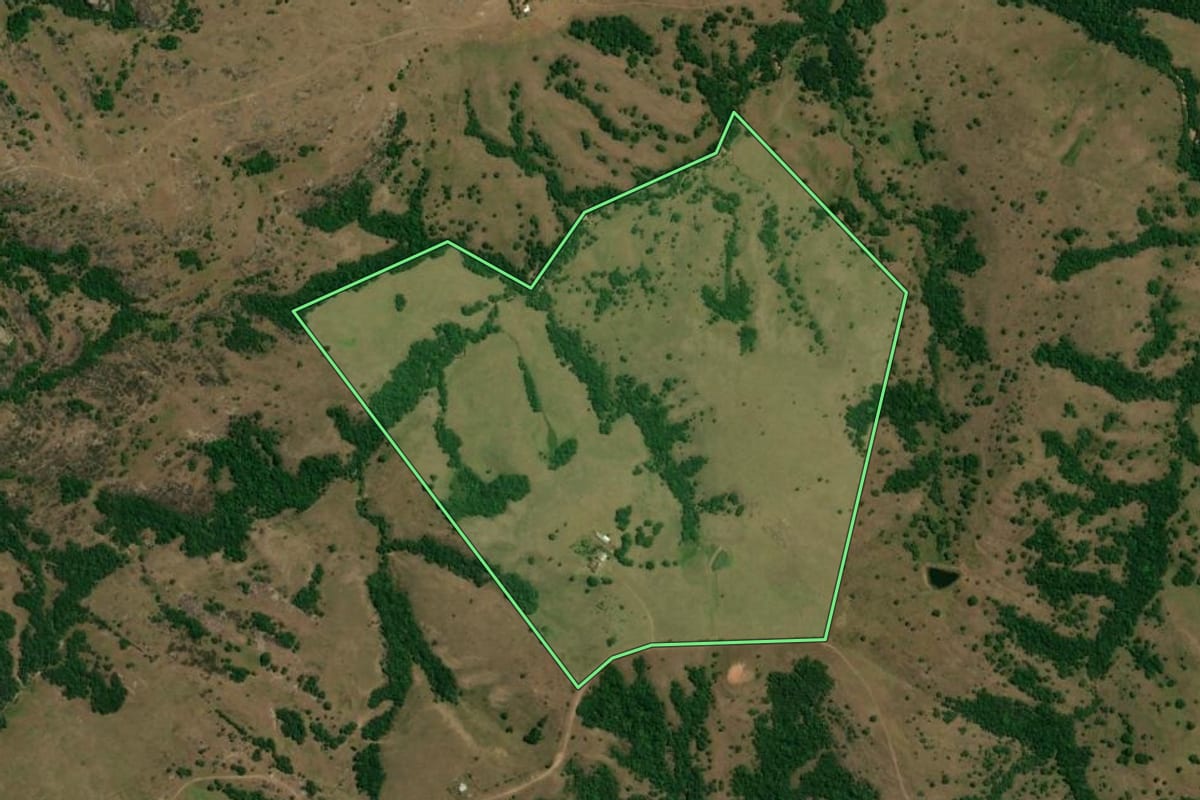 Imagem de satélite do imóvel rural em Caçapava do Sul (RS), com o contorno declarado no CAR desenhado por cima.