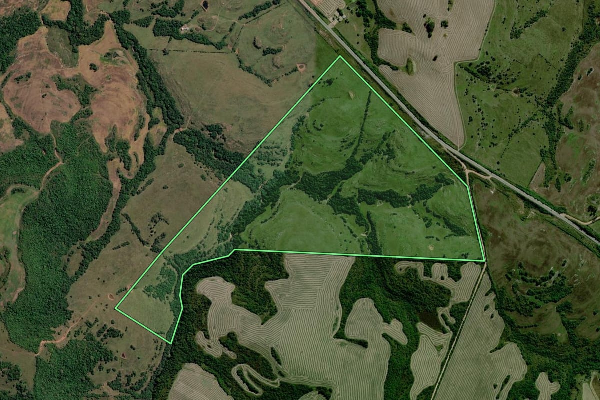 Imagem de satélite do imóvel rural em Caçapava do Sul (RS), com o contorno declarado no CAR desenhado por cima.