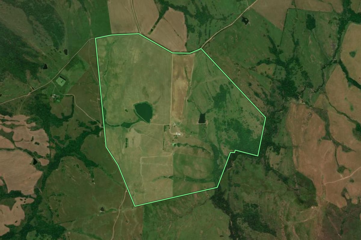Imagem de satélite do imóvel rural em Caçapava do Sul (RS), com o contorno declarado no CAR desenhado por cima.