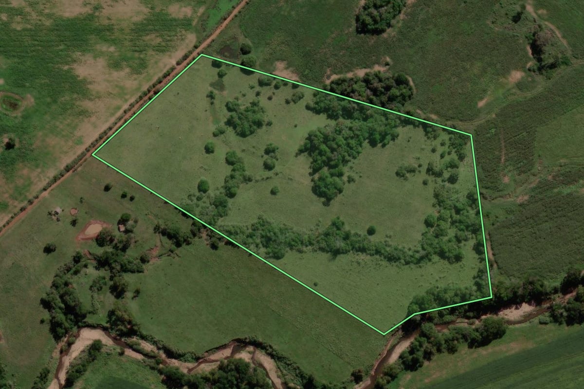 Imagem de satélite do imóvel rural em Caçapava do Sul (RS), com o contorno declarado no CAR desenhado por cima.