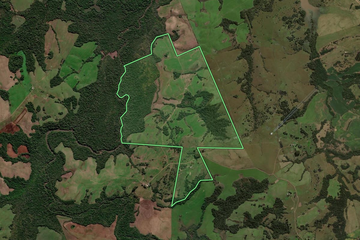 Imagem de satélite do imóvel rural em Caçapava do Sul (RS), com o contorno declarado no CAR desenhado por cima.