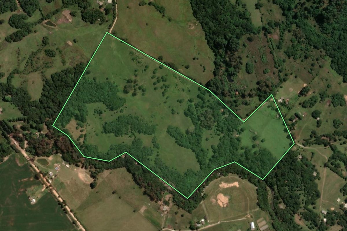 Imagem de satélite do imóvel rural em Caçapava do Sul (RS), com o contorno declarado no CAR desenhado por cima.