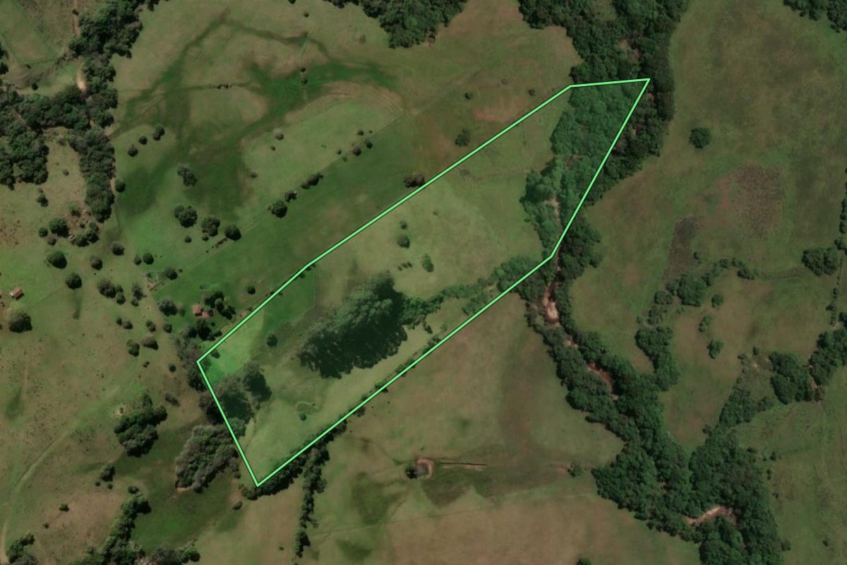 Imagem de satélite do imóvel rural em Caçapava do Sul (RS), com o contorno declarado no CAR desenhado por cima.