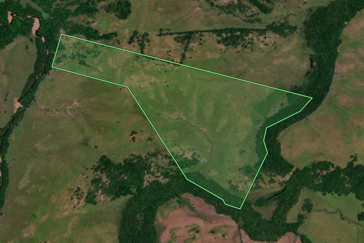 Imagem de satélite do imóvel rural em Caçapava do Sul (RS), com o contorno declarado no CAR desenhado por cima.