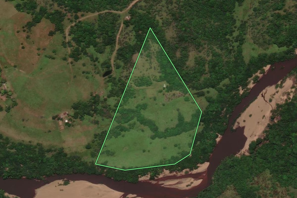 Imagem de satélite do imóvel rural em Caçapava do Sul (RS), com o contorno declarado no CAR desenhado por cima.