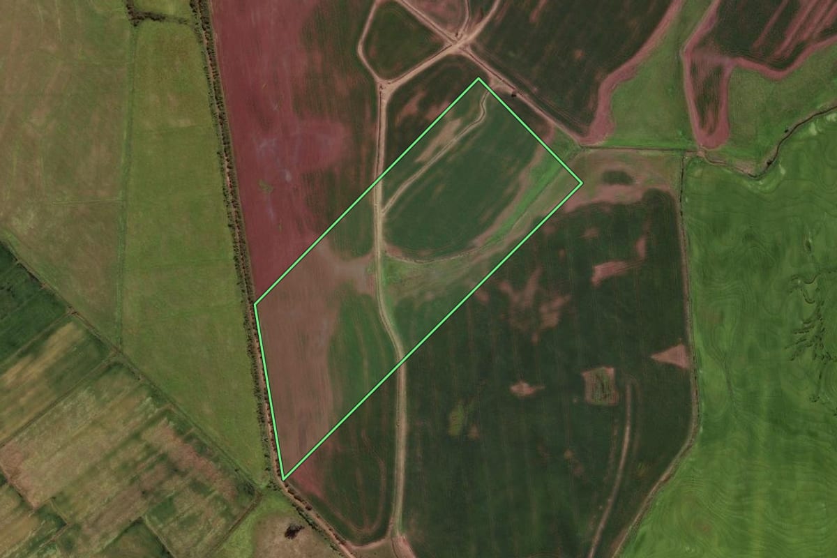 Imagem de satélite do imóvel rural em Caçapava do Sul (RS), com o contorno declarado no CAR desenhado por cima.