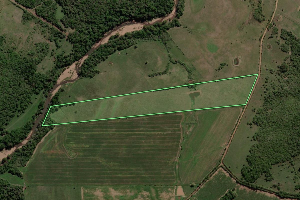 Imagem de satélite do imóvel rural em Caçapava do Sul (RS), com o contorno declarado no CAR desenhado por cima.