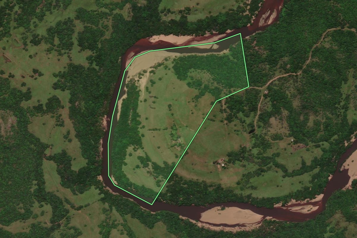 Imagem de satélite do imóvel rural em Caçapava do Sul (RS), com o contorno declarado no CAR desenhado por cima.