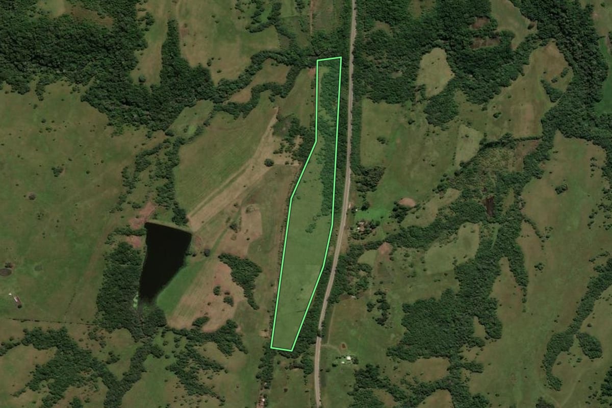 Imagem de satélite do imóvel rural em Caçapava do Sul (RS), com o contorno declarado no CAR desenhado por cima.
